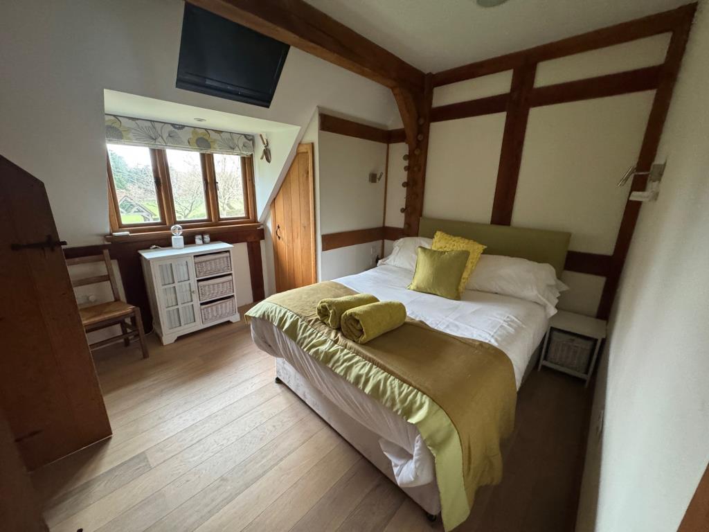 Lot: 43566 - COUNTRY ESTATE COMPRISING 5 BEDROOM MANOR HOUSE, WEDDING VENUE WITH 7 BEDROOM HOUSE, 6 ECO LODGES, 5 COTTAGES, 2 TENNIS COURTS, WORKSHOP AND ANCILLARY ACCOMMODATION - SET IN OVER 20 ACRES - Froggies-bedroom 3